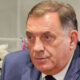 Milorad Dodik, a boszniai Szerb Köztársaság elnöke fehér és színes orchideákkal dekorálva nyilatkozott az orosz hírügynökségnek, legalábbis ezzel a képpel tette közzé az interjút a TASS