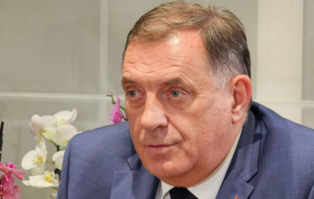 Milorad Dodik, a boszniai Szerb Köztársaság elnöke fehér és színes orchideákkal dekorálva nyilatkozott az orosz hírügynökségnek, legalábbis ezzel a képpel tette közzé az interjút a TASS