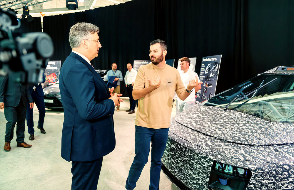 Verne Gyula átköltözött Zágrábba 2 Andrej Plenković a még becsomagolt prototípus előtt beszélget Mate Rimaccal...