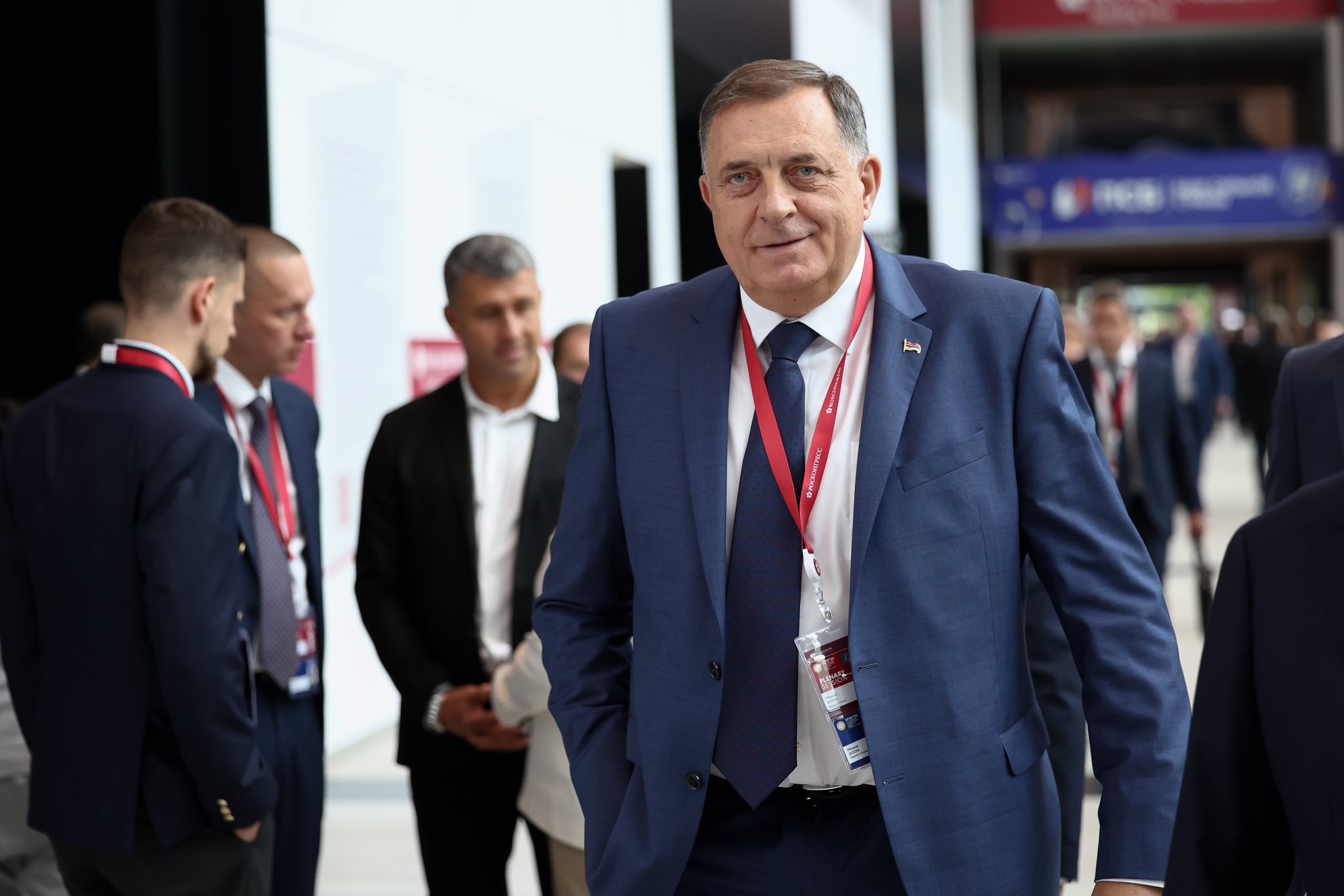 Dodik azzal dicsekedett el az X platformon, hogy szentpétervári fórumon a "Kulturális diplomácia fejlődése" című szekcióban beszélt. Az újságíróknak időnként a középső ujját felmutató boszniai szerb politikus előadta, hogy a "kulturális diplomácia tartja életben a világot, amely sajnos elvesztette a szervezettség és a nemzetközi jog tiszteletben tartásának körvonalait."