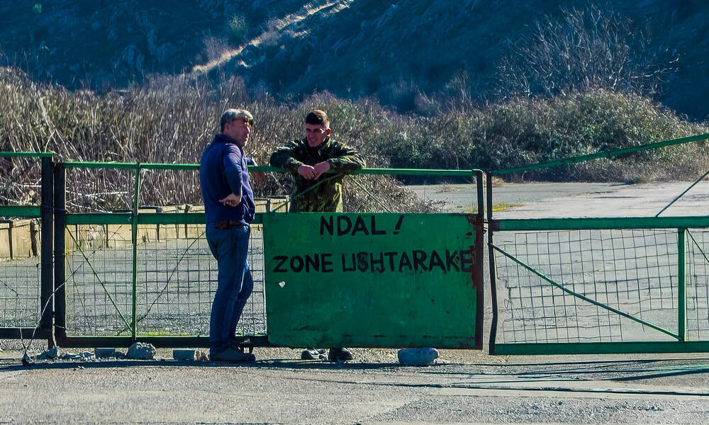 Így nézett ki 2020-ban a gjadëri légibázis, ahol a tengerből kihalászott migránsokat helyezik el az olaszok. A képet a We travel készítette