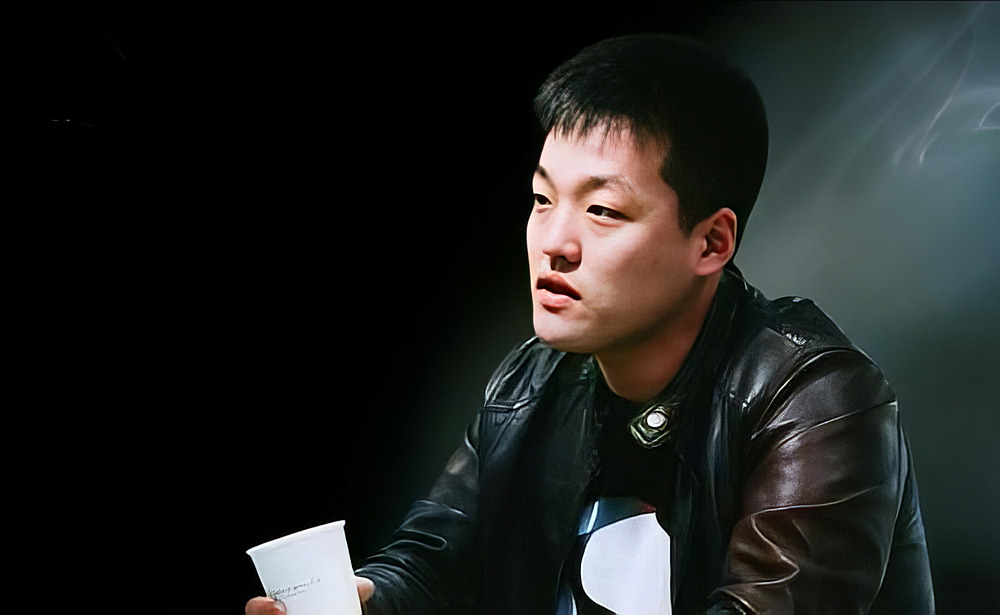 A Yonhap dél-koreai hírügynökség egy évvel ezelőtt arról számolt be, hogy Do kwon állítólag rejtve, tehát törvénytelen módon, pénzügyi támogatást nyújtott Milojko Spajićnak, az "Európa Most" montenegrói centrista párt elnökének. Ez a  párt Montenegró európai uniós csatlakozásáért száll síkra