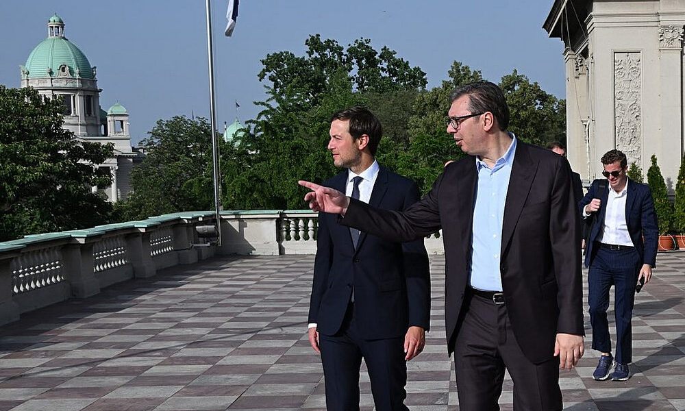 A szerb elnök megmutatja a "first vejnek", hogy hogy hova építheti a szállodát