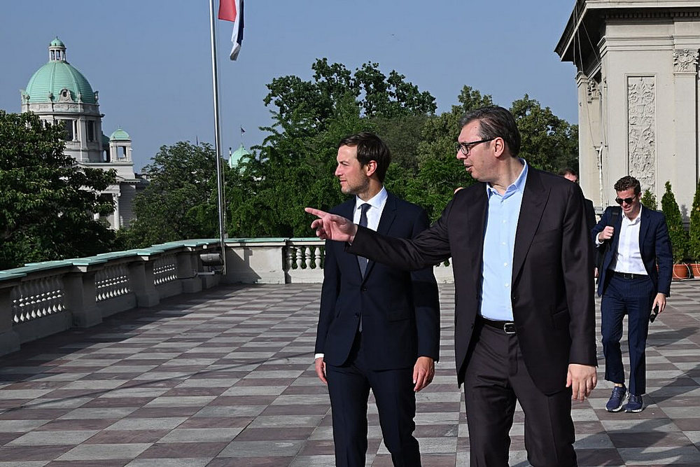 A szerb elnök megmutatja a "first vejnek", hogy hogy hova építheti a szállodát