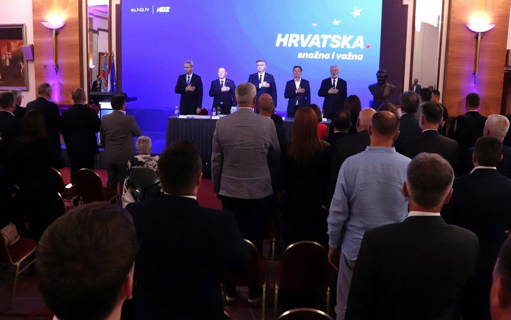 A horvát miniszterelnök elégedetten állapította meg, hogy az április 17-i országgyűlési választások után a második félidőt is megnyerte a Horvát Demokratikus Közösség, amely egymaga annyit EP-helyet szerzett, mint a többiek összesen. A továbbiakban szó lesz a szélsőjobbról is