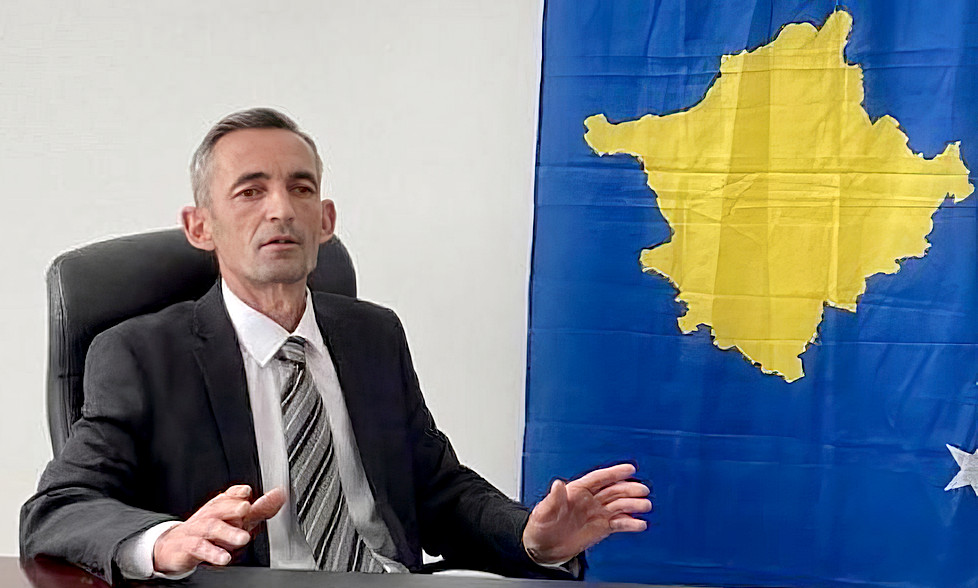 Ilir Peci, a zvecsáni három százalékos albán polgármester, az ő védelmében veszítették el a lábukat a magyar katonák
