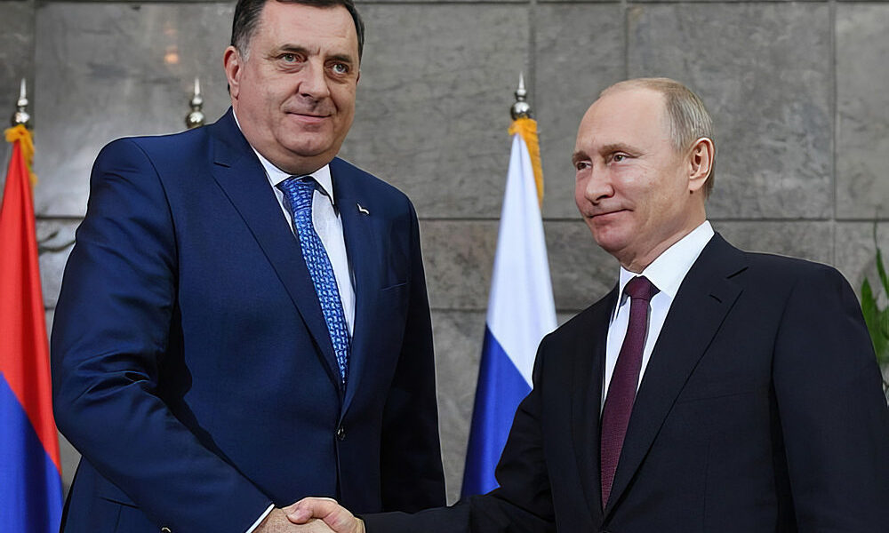 LEKEZELÉS: Milorad Dodik és Vlagyimir Putyin elnéz egymás mellett, illetve egymás előtt, miközben kezet fognak
