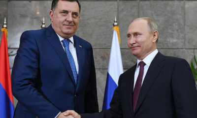 LEKEZELÉS: Milorad Dodik és Vlagyimir Putyin elnéz egymás mellett, illetve egymás előtt, miközben kezet fognak
