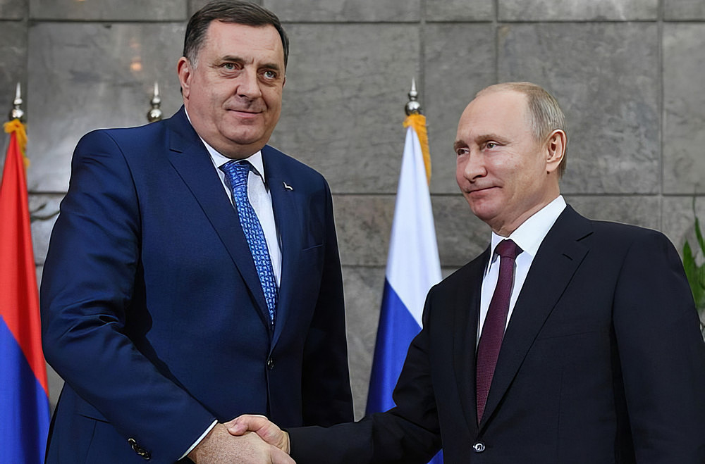 LEKEZELÉS: Milorad Dodik és Vlagyimir Putyin elnéz egymás mellett, illetve egymás előtt, miközben kezet fognak