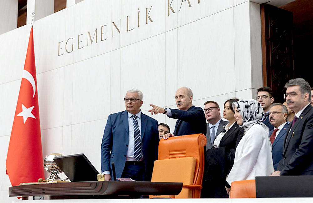Andrija Mandić (a kép bal szélén) a török parlamentben (tanulmányúton)