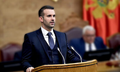 A montenegrói miniszterelnök a parlamentben