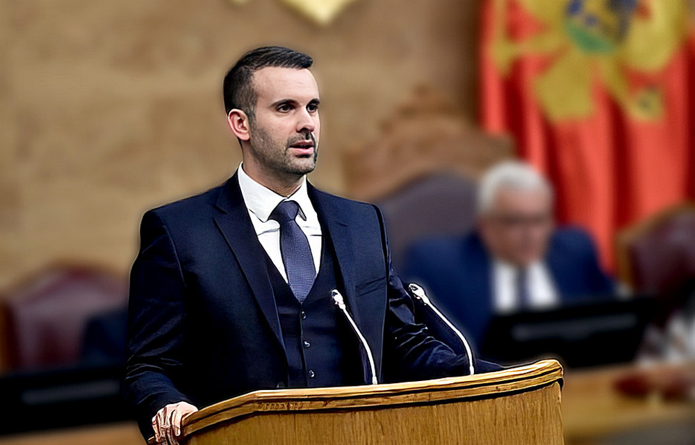 A montenegrói miniszterelnök a parlamentben