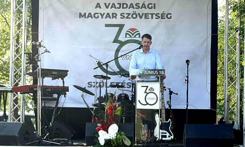 Harminc éves a Vajdasági Magyar Szövetség, Pásztor Bálint, a VMSZ elnöke a beszédét mondja a magyarkanizsai ünnepségen