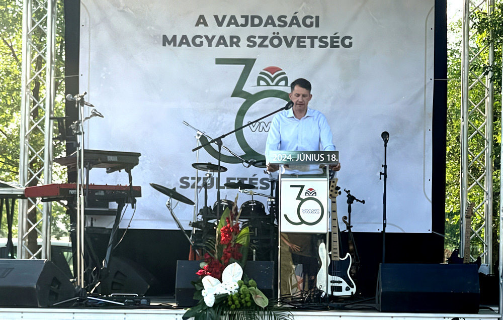 Harminc éves a Vajdasági Magyar Szövetség, Pásztor Bálint, a VMSZ elnöke a beszédét mondja a magyarkanizsai ünnepségen