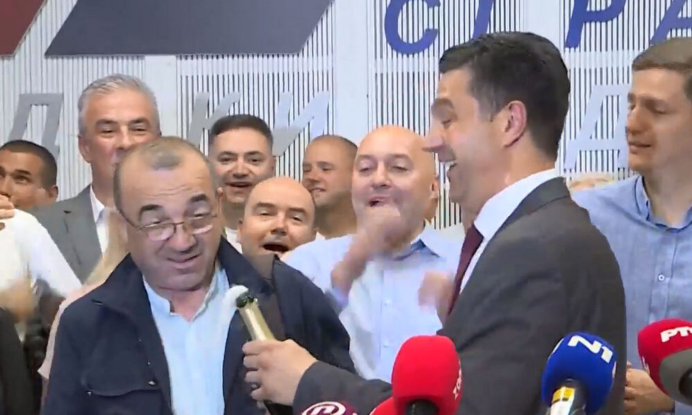 Pezsgőbontás Nišben, éppen az Orosz Párt egyetlen megilletődött képviselőjének az orra előtt, akinek a kezében van az "aranyszavazat" a városi közgyűlésben. Közben gyanítható, hogy az Orosz Párt az újbelgrádi körzetben is kisegíti a haladókat