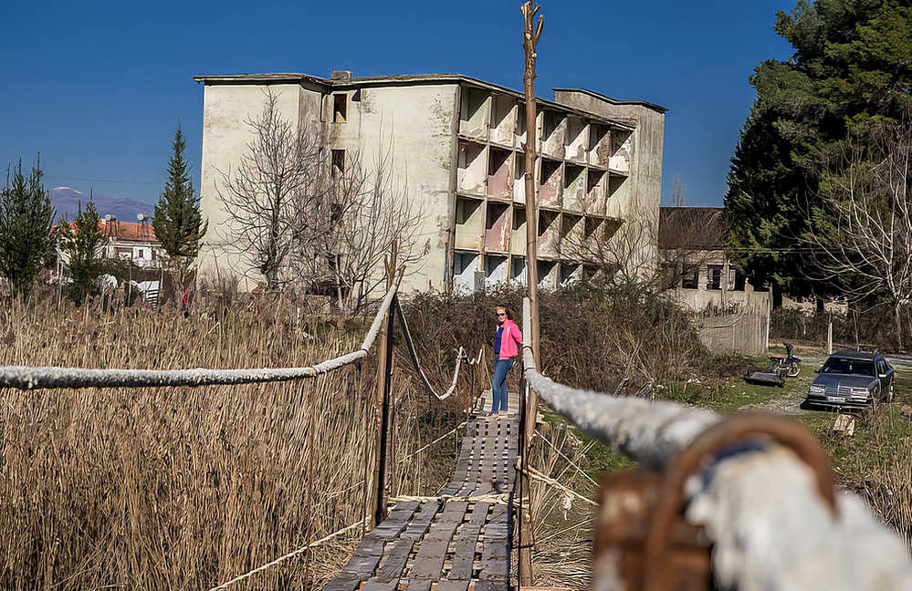 Olaszország Albániába viszi a tengeren begyűjtött migránsokat, mi lesz a turizmussal? 3 Ebben az épületben laktak a pilóták