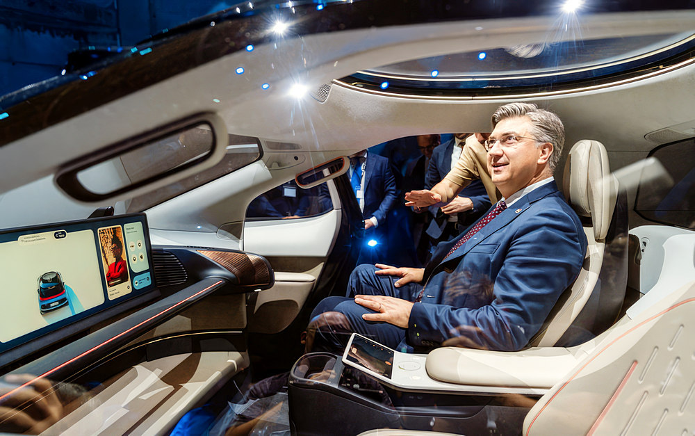 Verne Gyula átköltözött Zágrábba 3 ...majd később Rimac kalauzolásával belülről is megszemléli az autót