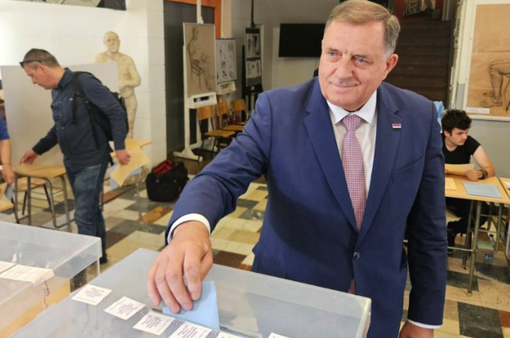 Milorad Dodik Belgrádban szavazott a júniusi 2-ai helyhatósági választásokon, a fotót maga a boszniai Szerb Köztársaság elnöke tette közzé az X platformon