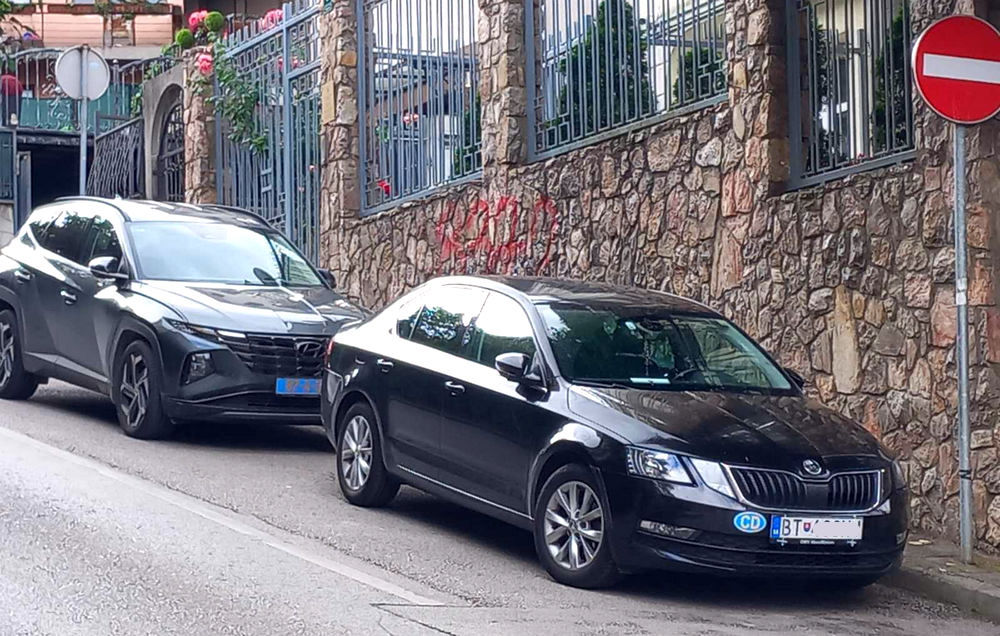8372: Srebrenicára utaló graffiti jelent meg a magyar és a szlovák nagykövetség falán Szarajevóban 2 A szlovák nagykövetség falára is felfújták a 8372-es számot