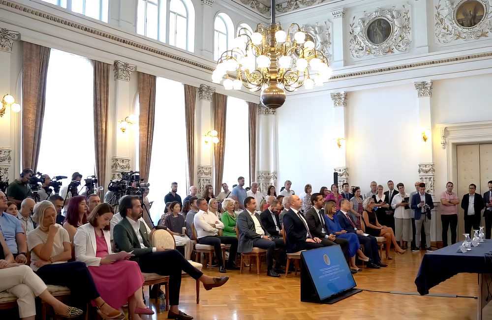 SZERBIA-KÍNA: A szabadkereskedelmi megállapodástól a Közös Jövő Közösségéig 4 A közönség, de inkább az épület gyönyörű belterét érdemes figyelni, nem éppen balkáni