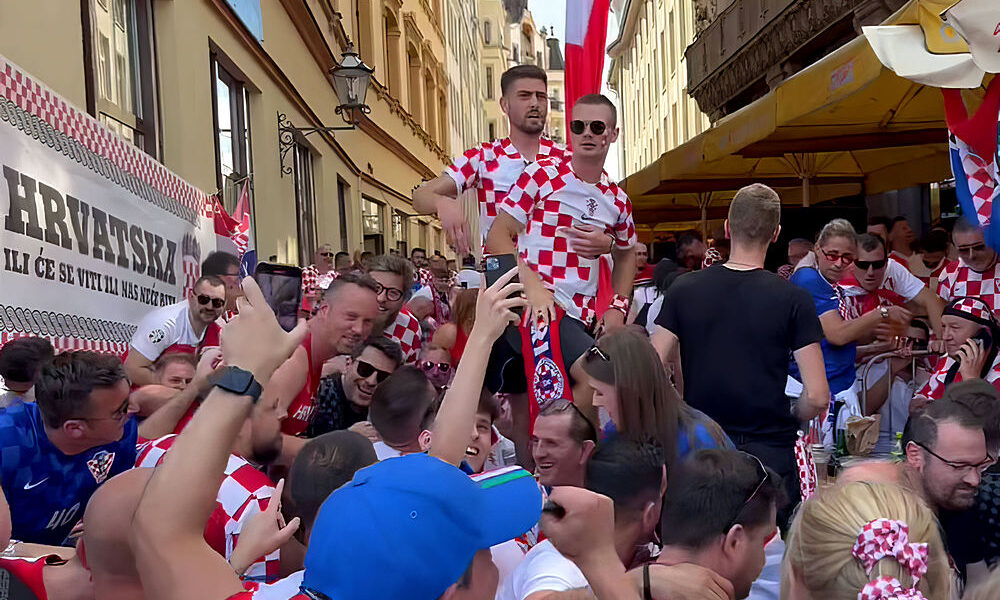 A horvát szurkolókat össze sem lehet téveszteni másokkal a jellegzetes piros-fehér "sakktáblás" jelképek miatt, így a bírság is könnyebben célba ér