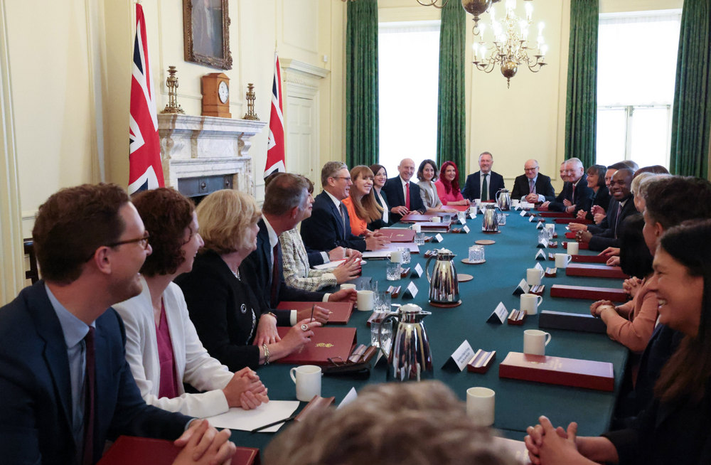 Keir Starmer, új brit miniszterelnök reggel megtartott az első kormányülést, majd az X platformon azt írta: kormánya készen áll arra, hogy Nagy-Britannia népét szolgálja. Ehhez a jelszót is kiadta, miszerint "Először az ország, aztán a párt!"