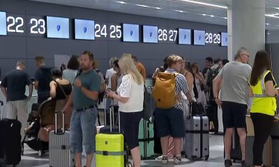 Utasok várakoznak a spliti repülőtéren, jól láthatóan nem működik a számítógépes rendszer