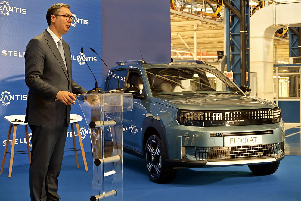 A szerb elnök a FIAT 000 társaságában
