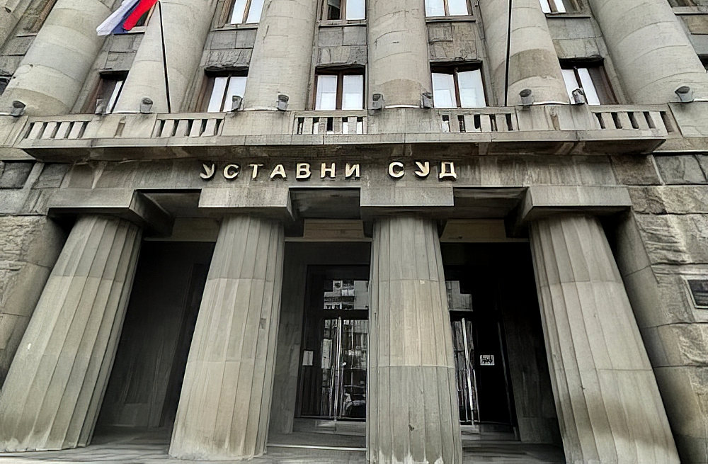 A szerbiai alkotmánybíróság épületének bejárata