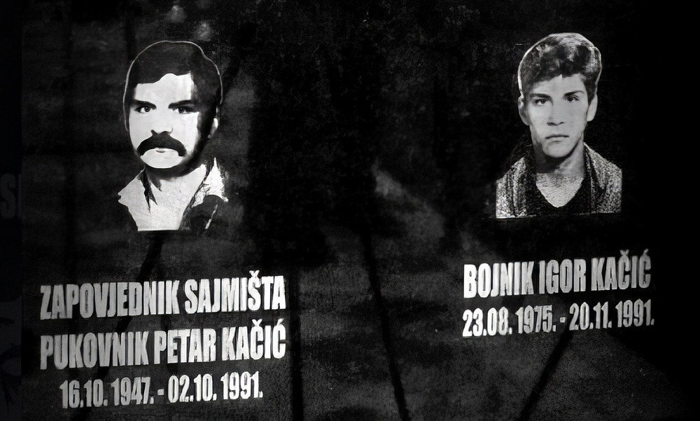 A vukovári Igor Kačić 16 éves volt, amikor az ovcarai birtokra vitték, megkínozták és megölték. Édesapját, Petar, Vukovár védője néhány héttel korábban, októberben esett el
