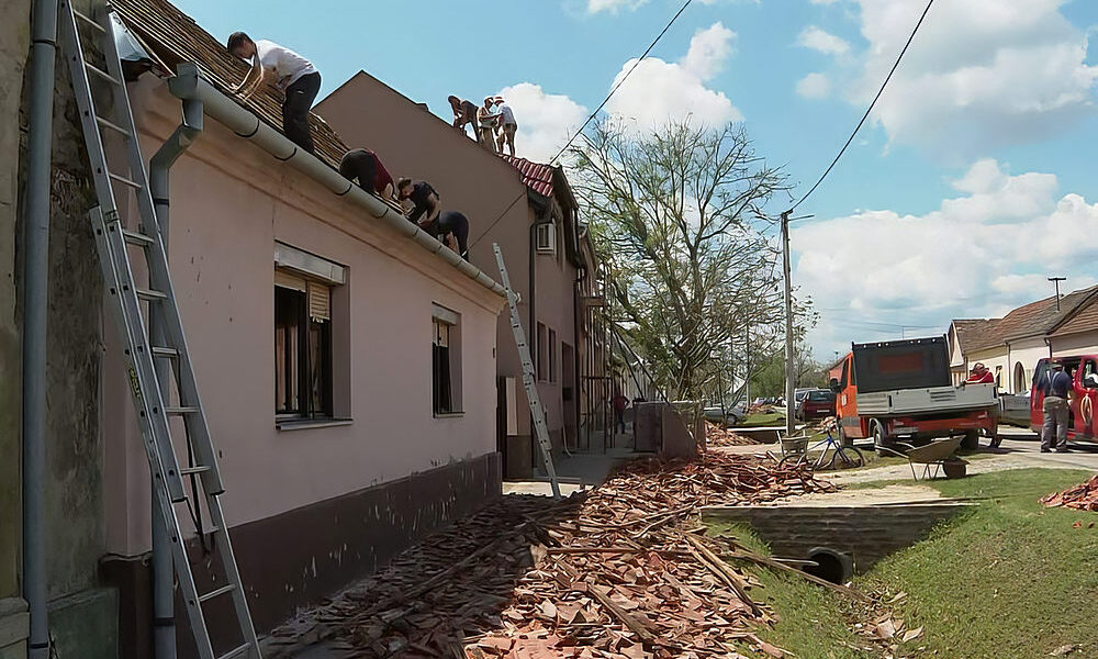 A legények most nem a gáton, hanem a tetőn voltak a horvátországi Bosnjaciban