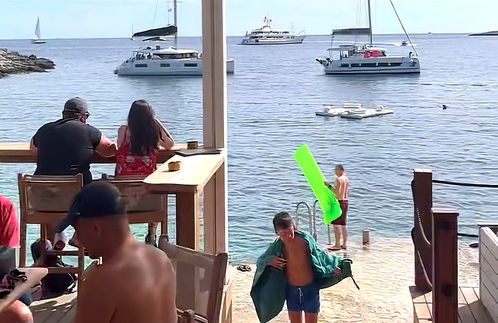 A Carpe Diem Beach Hvar szigetén
