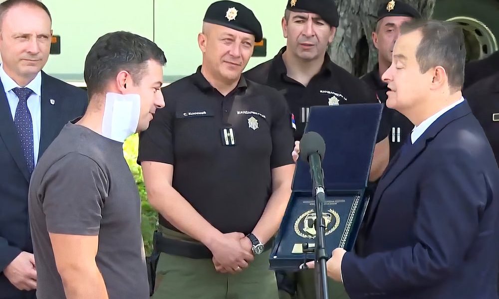 A szerb belügyminiszter bátorságért járó plakettel jutalmazta Miloš Jevremovićot, akit egy vahhábista az izraeli nagykövetség előtt nyílpuskával lőtt meg. A miniszter az ünnepségen azt is bejelentette, hogy sárgára csökkentik a terrorfenyegetettséget (Forrás: Screenshot, N1, Tanjug)