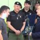 A szerb belügyminiszter bátorságért járó plakettel jutalmazta Miloš Jevremovićot, akit egy vahhábista az izraeli nagykövetség előtt nyílpuskával lőtt meg. A miniszter az ünnepségen azt is bejelentette, hogy sárgára csökkentik a terrorfenyegetettséget (Forrás: Screenshot, N1, Tanjug)