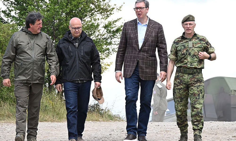 A szerb harcias négyes: a védelmi miniszter, a miniszterelnök, az elnök és a vezérkari főnök