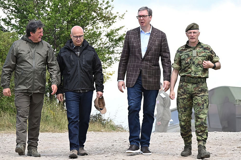 A szerb harcias négyes: a védelmi miniszter, a miniszterelnök, az elnök és a vezérkari főnök