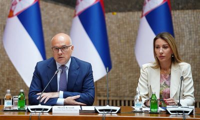 Miloš Vučević, szerb miniszterelnök és Dubravka Đedović Handanović bányászati és energetikai miniszter az atomenergia kiaknázásról szóló memorandum aláírásakor
