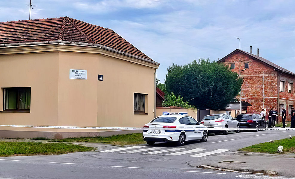 Az idősotthon, ahol a lövöldözés történt, fehér táblán az olvasható, hogy idősek és magatehetetlenek otthona