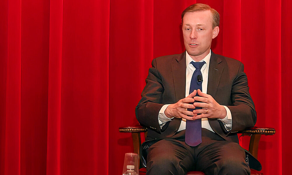 Jake Sullivan, az amerikai elnök nemzetbiztonsági tanácsadója hétfőn, de az is lehet, hogy vasárnap este újabb szankciókat jelentett be Dodik és köre ellen, ezúttal a tervezett "békés szétválás" miatt