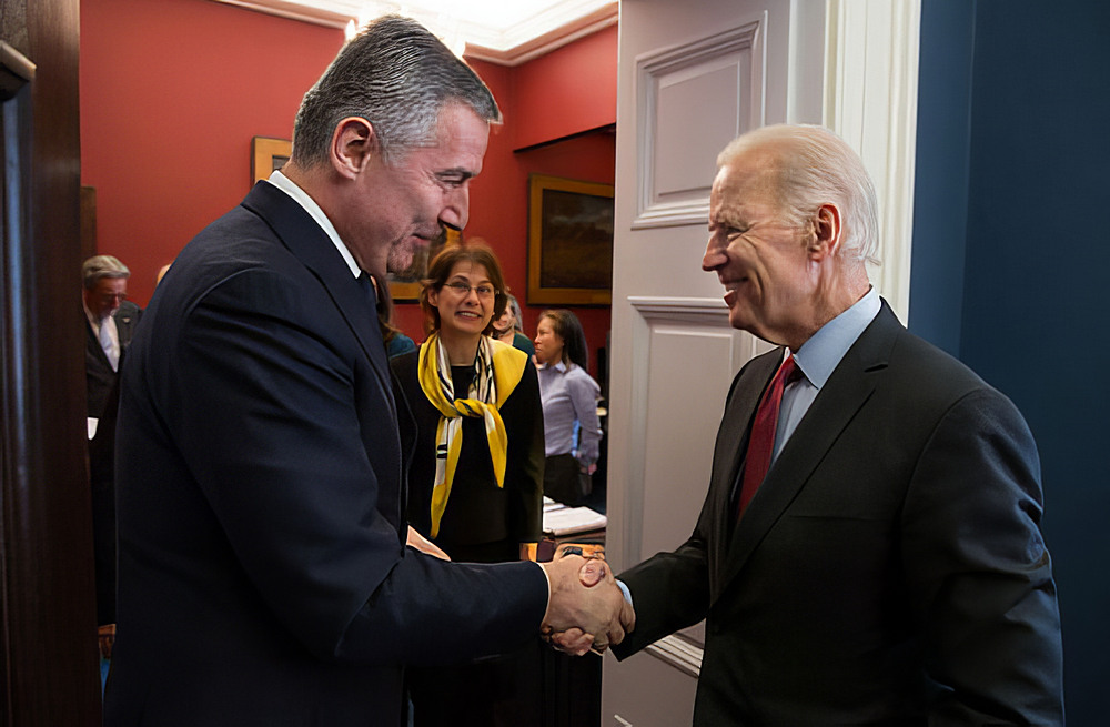 Joe Biden, az Egyesült Államok alelnöke - 2015-ről van szó - közölte Milo Đukanović miniszterelnökkel, hogy az Egyesült Államok támogatja Montenegró NATO-tagságát
