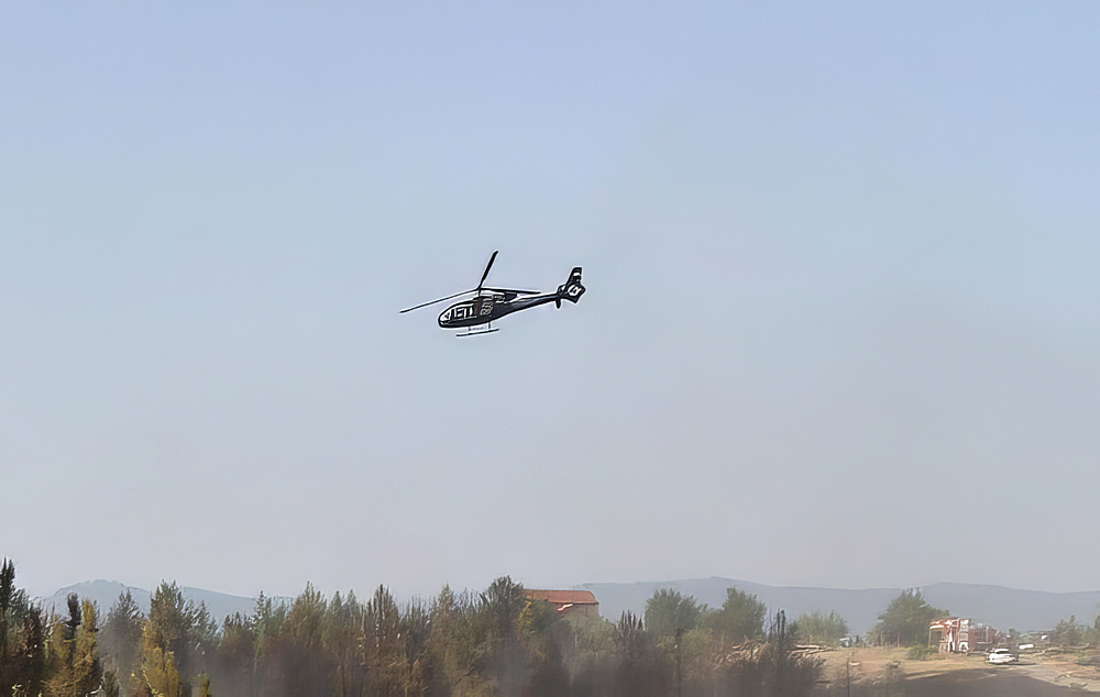 Helikopteres szemle a tűzvész által sújtott területen