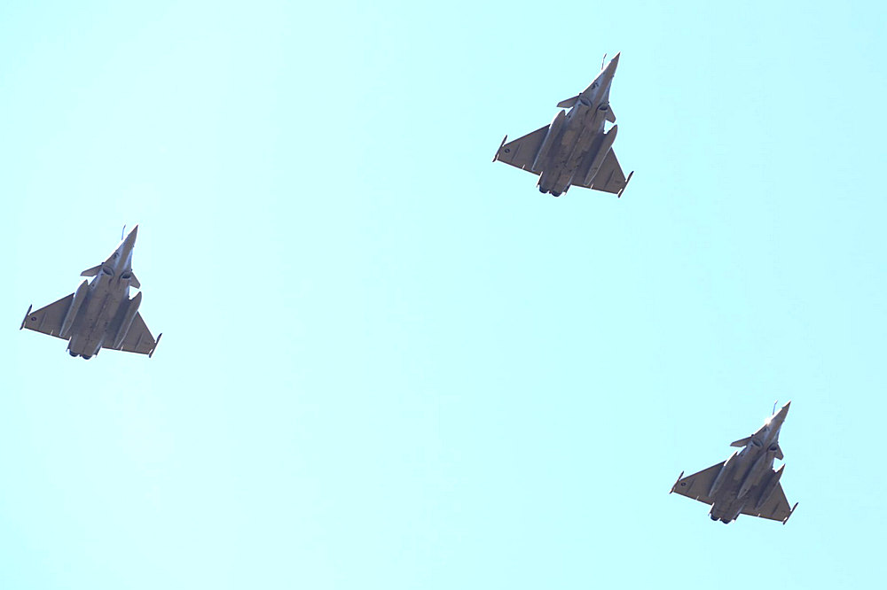 Egy MIG-21-es dübörgő hajtóművel húzott át Knin felett, amelyet három sivító-süvítő Rafale követett, a múlt és a jövő allegóriájaként. Ez volt egyben a horvát légierő MIG-21-eseinek utolsó szereplése