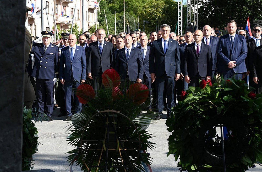 Ahogy a koszorúk látták a Kninbe kivonuló horvát kormányt