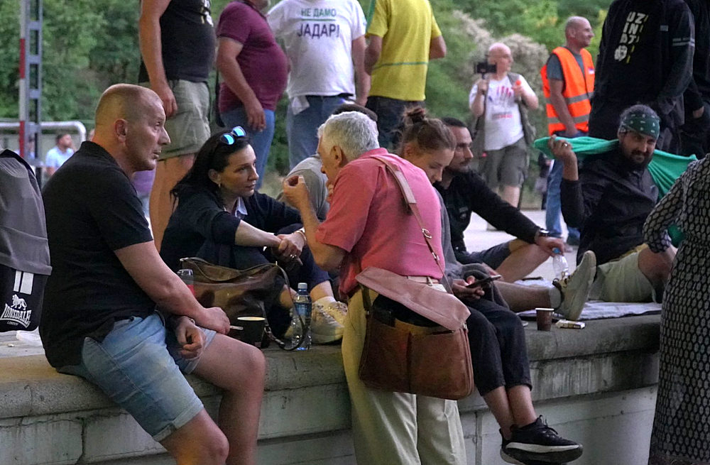 Marinika Tepić (szemüveggel a hajába tolva) a peron szélén üldögélve "ismerkedik a vasúttal" 