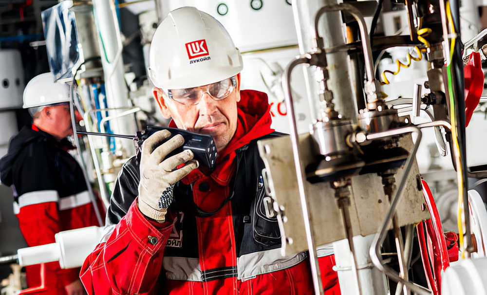Saját megvallása szerint a Lukoil a világ egyik legnagyobb tőzsdén jegyzett, vertikálisan integrált olaj- és gázipari vállalata, amely a világ olajtermelésének mintegy 2%-át és a bizonyított szénhidrogénkészletek mintegy 1%-át adja