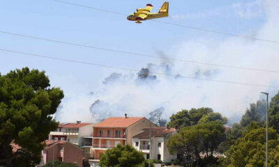 Canadair Šibenik felett, a tűzoltók nem vonultak el az éjszaka folyamán is őrzik a kiégett területeket