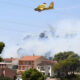 Canadair Šibenik felett, a tűzoltók nem vonultak el az éjszaka folyamán is őrzik a kiégett területeket