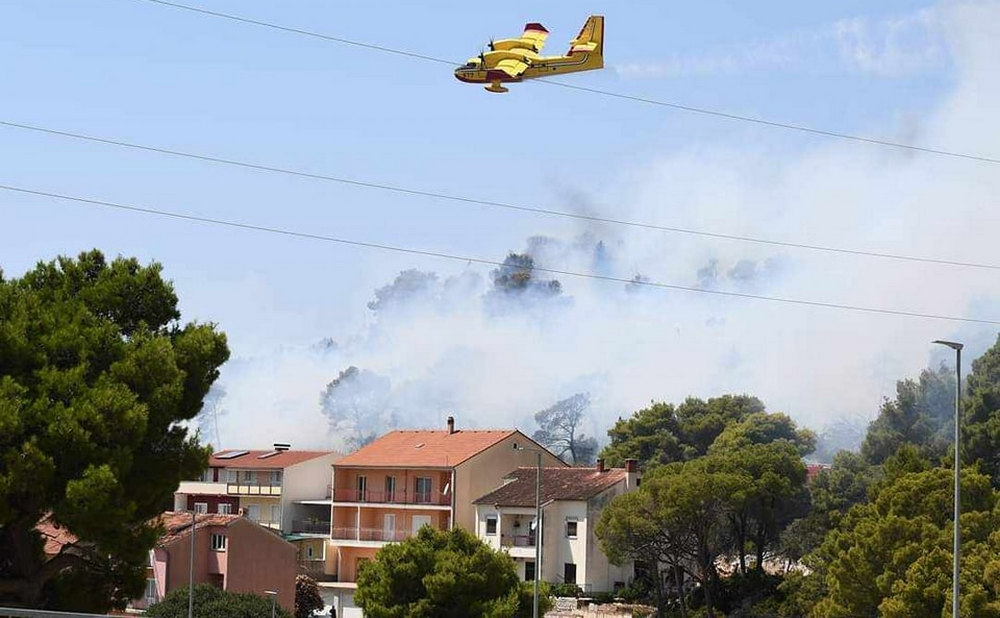 Canadair Šibenik felett, a tűzoltók nem vonultak el az éjszaka folyamán is őrzik a kiégett területeket