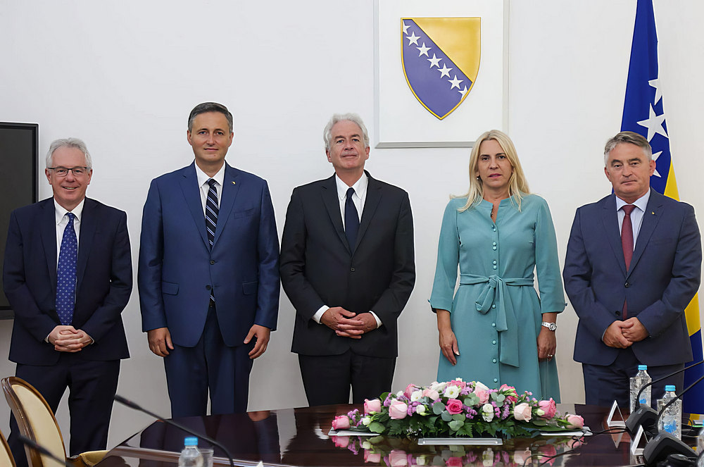 A CIA igazgatója a bosznia-hercegovinai államelnökség tagjaival, a kép egy amerikai nagykövettel súlyosbítva