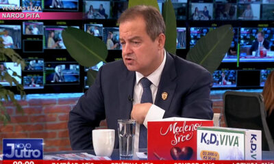 Ivica Dačić igazi tévésztár lesz, lassan nem múlik el nap, hogy ne tűnjön fel a képernyőn, hétfő reggel a Pink Televízióban "vendégszerepelt", hogy bejelentse egy horvát kém elfogását